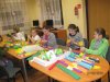 Sztuka tworzenia kwiatów z bibuły w Filii Bibliotecznej w Wójcinie