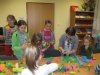Sztuka tworzenia kwiatów z bibuły w Filii Bibliotecznej w Wójcinie