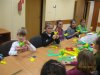 Sztuka tworzenia kwiatów z bibuły w Filii Bibliotecznej w Wójcinie