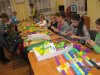 Sztuka tworzenia kwiatów z bibuły w Filii Bibliotecznej w Wójcinie