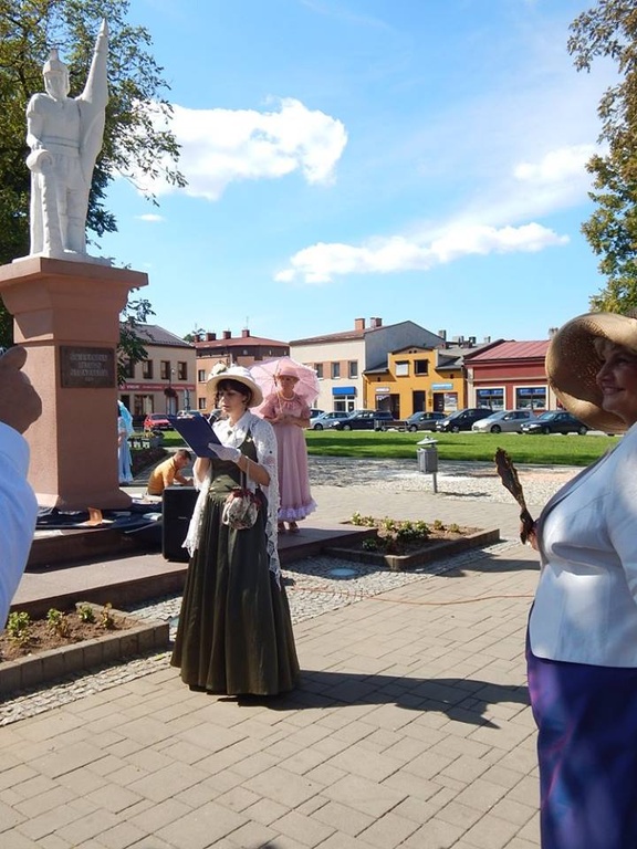 Narodowe Czytanie na rynku w Wieruszowie przy Florianie